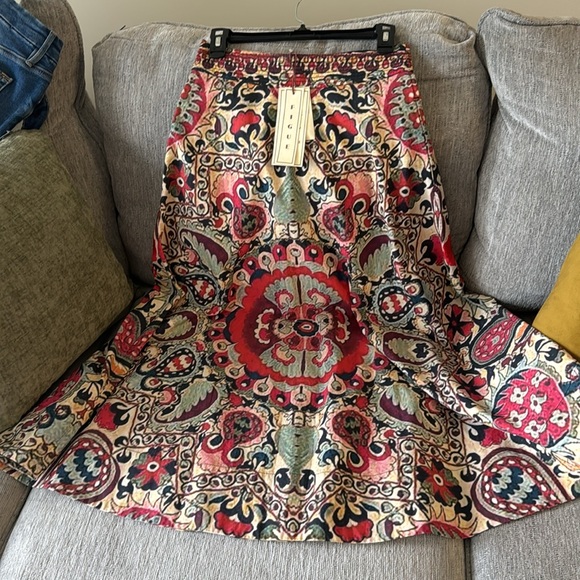 Figure Isla Printed Maxi Skirt with Embroidered Detail - Picture 14 of 14